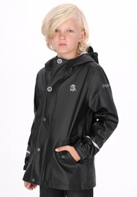 Melns ūdensnecaurlaidīgs mētelis ar kapuci, spiedpogu aizdari, sudraba akcentiem un logotipu uz kreisā krūtis. Iezīmes ietver sānu kabatas un gludu tekstūru.