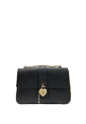 Borsa a mano in pelle nera con tracolla a catena dorata e lucchetto a forma di cuore dorato con chiave sulla patta frontale.