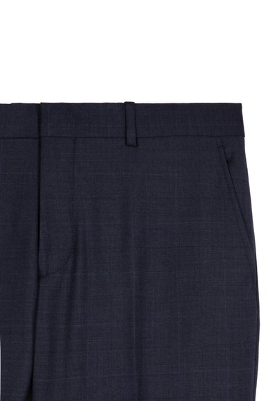 Granatowe spodnie garniturowe wykonane z fakturowanej tkaniny, charakteryzujące się prostym krojem, dwoma bocznymi kieszeniami oraz gładkim przodem z eleganckim pasem.