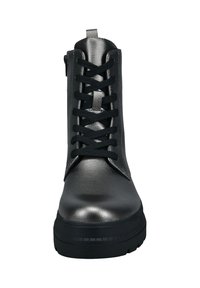 Metallisch silberne Stiefeletten mit schwarzen Schnürsenkeln, strukturiertem Finish, runder Zehenpartie und einer klobigen schwarzen Sohle. Mit einer Zuglasche an der Ferse.