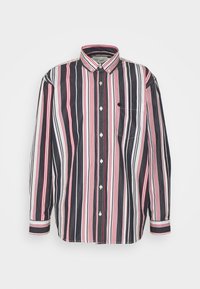 Gestreept shirt in marineblauw, rood en wit; voorzien van lange mouwen, een kraag met knopen, een borstzak en zilveren knopen. Katoenen stof.