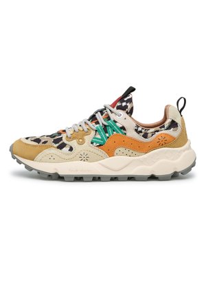 Scarpa da ginnastica multicolore con tessuto a stampa animalier, sovrapposizioni in suede beige e arancione, dettagli a righe verdi, suola bianca con battistrada robusto e linguette nere.