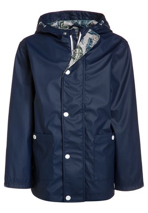 Granatowy wodoodporny płaszcz przeciwdeszczowy z kapturem, zamkiem błyskawicznym z przodu i zatrzaskami, dwoma przednimi kieszeniami oraz nadrukowaną podszewką wewnętrzną z motywem liści.