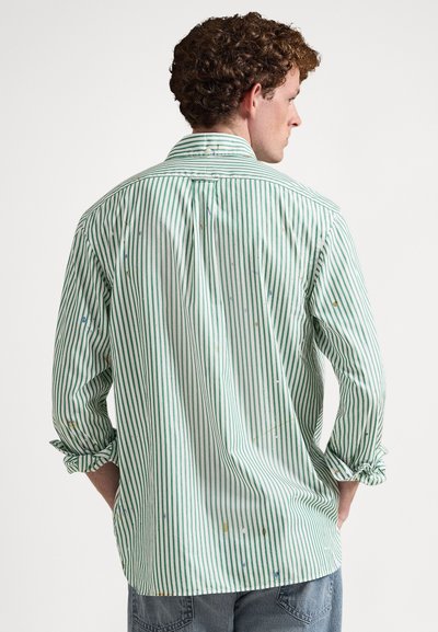 Πράσινο και λευκό ριγέ πουκάμισο από βαμβάκι, με κοντά μανίκια που έχουν γυριστεί, γιακά με κουμπιά και καλλιτεχνικά σχέδια πιτσιλιών.