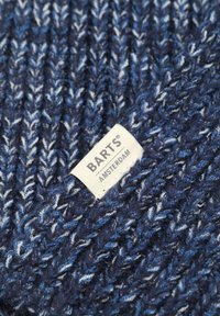 Gebreide muts in marineblauwe en blauwe tinten met een gestructureerd patroon. Voorzien van een label met de tekst "BARTS AMSTERDAM" in de stof geweven.