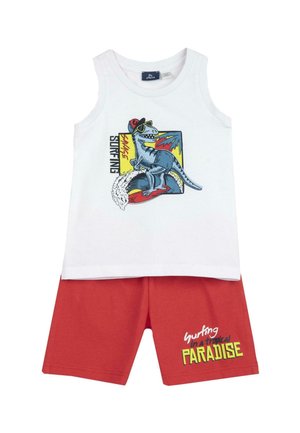 Canotta bianca con grafica di un dinosauro, abbinata a pantaloncini rossi con la scritta gialla "Surfing in a tropical PARADISE".