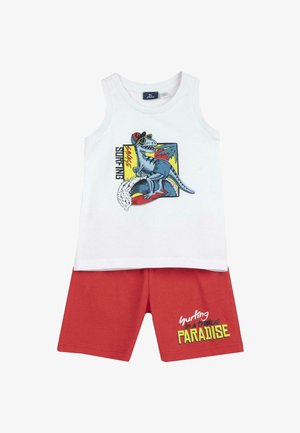 Débardeur blanc avec un motif de dinosaure, associé à un short rouge arborant le texte « Surfing in a tropical PARADISE » en jaune.
