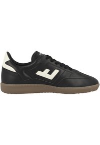 Sneaker in pelle nera con dettagli bianchi, dotate di una suola in gomma e una superficie texturizzata. Design con lacci e logo angolare.
