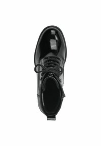 Botas de tobillo de charol negro con puntera redonda, cordones en el frente y cierre con cremallera lateral. Forro interior suave, acabado liso y brillante.