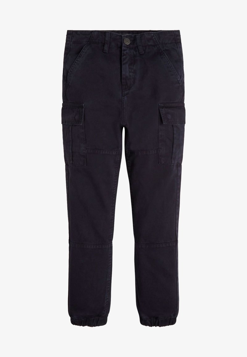 Pantalon cargo noir avec poignets élastiques, bouton et fermeture éclair à l'avant, poches à rabat sur les côtés et poches avant obliques.