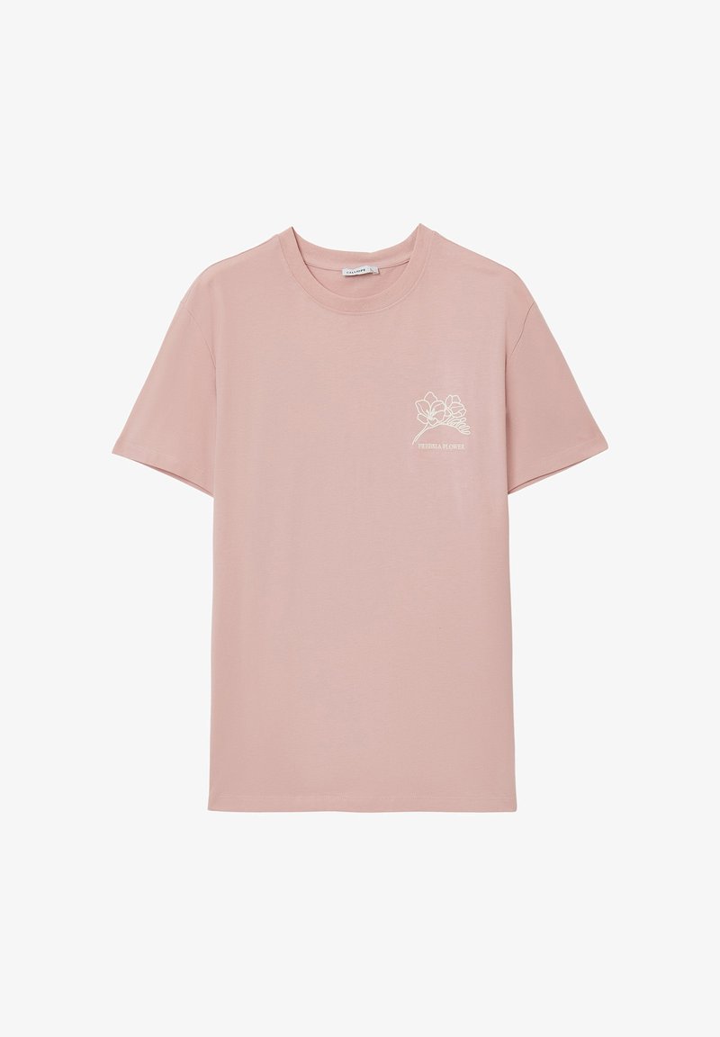 T-shirt rose pâle à manches courtes et col rond avec un petit motif graphique de fleur de freesia blanche et un texte sur le côté gauche de la poitrine.