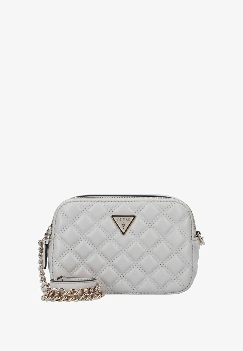 Gepolsterte graue Kunstleder-Crossbody-Tasche mit einem goldenen Dreieckslogo und einer Kettenriemen. Verfügt über einen Reißverschluss und einen flachen Boden für Stabilität.