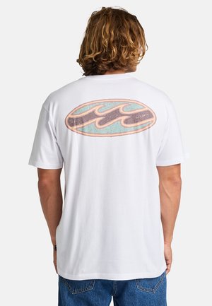 Tricou din bumbac alb cu un logo grafic mare și multicolor pe spate. Maneci scurte și croială relaxată.