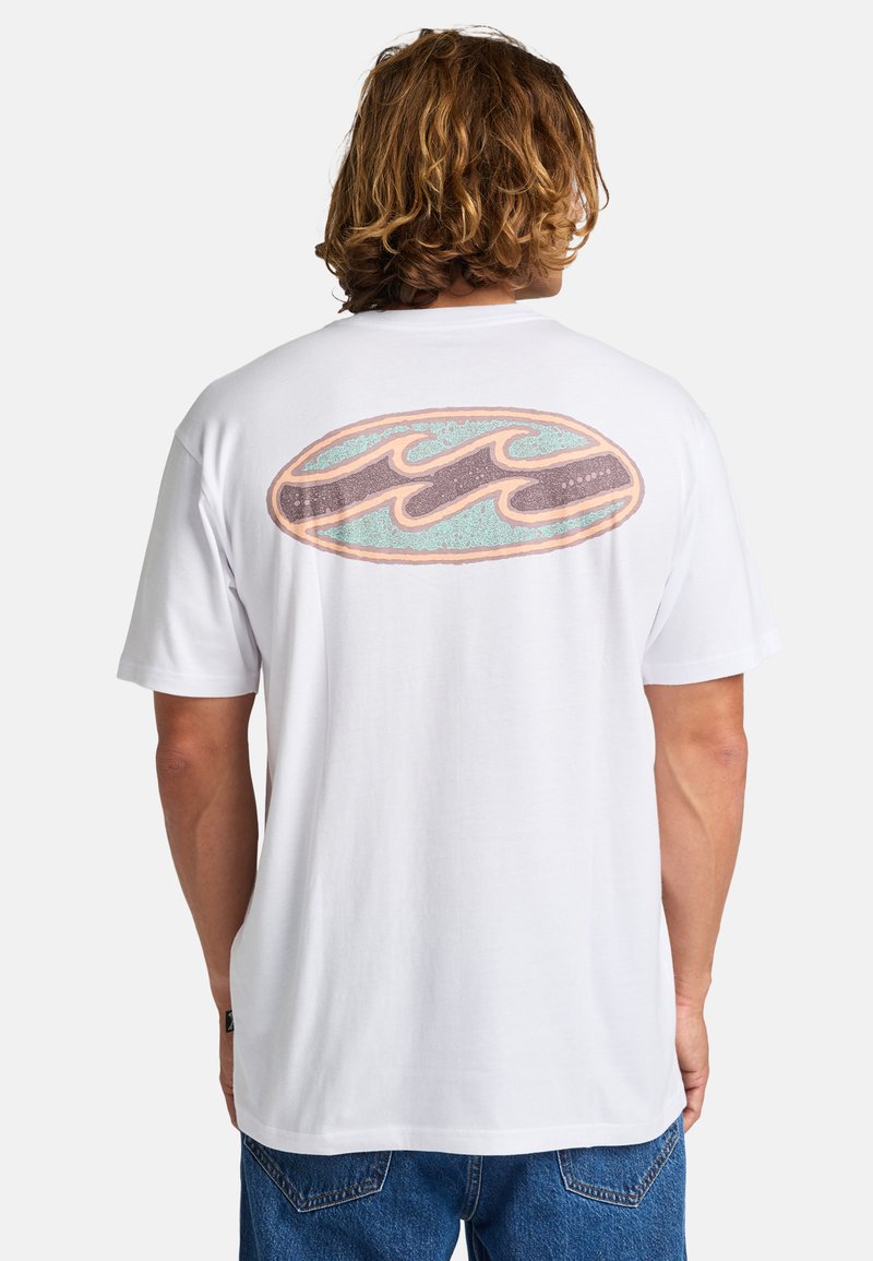 Hvid bomulds T-shirt med et stort, flerfarvet grafisk logo på ryggen. Korte ærmer og en afslappet pasform.