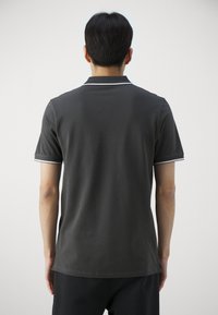 Lyle & Scott TIPPED - Polo majica - gun metal/white