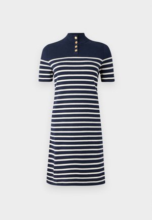 Pruhované šaty v námorníckej modrej a bielej farbe, s vysokým golierom a krátkymi rukávmi. Zapínanie obsahuje tri okrúhle zlaté gombíky na krku.