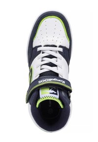 Weißes und marineblaues Sneaker-Modell mit limettengrünen Akzenten, ausgestattet mit perforierten Details, Schnürsenkeln und einem Riemen mit Branding am Knöchel.