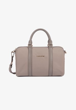 Sac à main rectangulaire taupe avec doubles poignées supérieures, bandoulière amovible et logo Lancaster doré à l'avant.