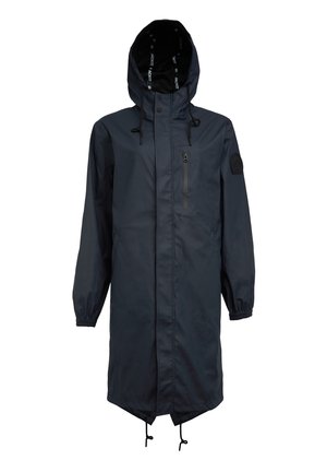 Veste de pluie longue de couleur bleu marine foncé en matériau imperméable. Comprend une capuche avec cordon de serrage, une poche poitrine zippée et des poignets élastiques.
