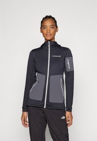 Czarna kurtka softshell z szarymi akcentami, kaptur, zamek z przodu i liczne kieszenie na zamek. Gładka tekstura, dopasowany krój.