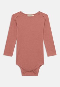 Ilgas rankovėmis, įrėmintas kūdikio bodžiukas dulkiškai rožinės spalvos su spaustukais prie tarpkojo ir vokelio formos iškirpte.