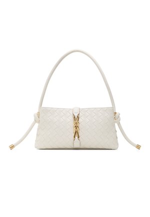 Wit geweven leren handtas met een enkele band, gouden kettingdetail in het midden en geknoopte trekkoorduiteinden met gouden uiteinden.
