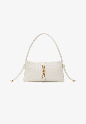 Wit geweven leren handtas met een enkele band, gouden kettingdetail in het midden en geknoopte trekkoorduiteinden met gouden uiteinden.