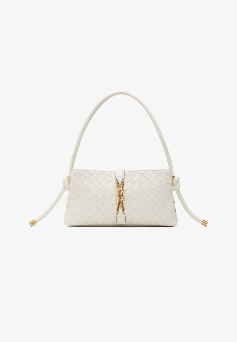Sac à main en cuir tressé blanc avec une sangle unique, un détail en chaîne dorée au centre et des extrémités de cordon nouées avec des bouts dorés.