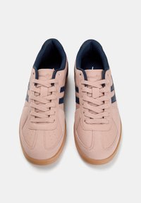 Hellrose Sneakers mit marineblauen Streifen, ausgestattet mit einem glatten synthetischen Obermaterial, runder Zehenform, durchlässigen Details und einer Gummisohle.