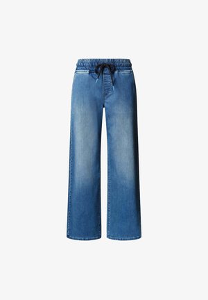 Pantalones de mezclilla de pierna ancha en azul claro con cinturilla elástica, detalle de cordón y dos bolsillos frontales. Áreas descoloridas añaden textura.