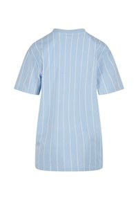Lyseblå T-skjorte med hvite vertikale striper, korte ermer og rund hals. Stoffet virker mykt, med en jevn tekstur.