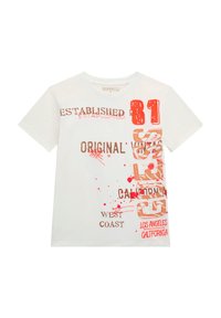 T-shirt bianco in cotone con grafiche multicolori e testo. Elementi notevoli includono schizzi rossi e lettere in grassetto nei colori marrone e arancione.