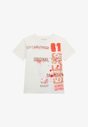 Bela bombažna majica z večbarvnimi grafikami in besedilom. Opozarjajoči elementi vključujejo rdeče madeže ter izrazito pisavo v rjavi in oranžni barvi.