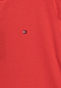 Tommy Hilfiger ESSENTIAL TEE UNISEX - T-shirt basic - fierce red