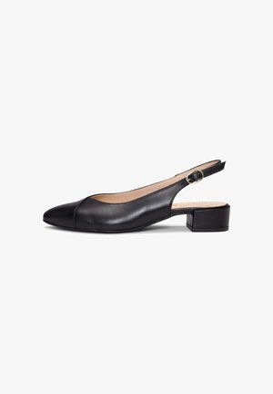 Zapato slingback de cuero negro con tacón bajo de bloque y pequeña hebilla plateada, con punta afilada y acabado liso.