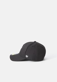 Svart baseballcap med flat skygge, med broderte logo detaljer og tekstiltekstur. På siden står det "47" i hvitt.