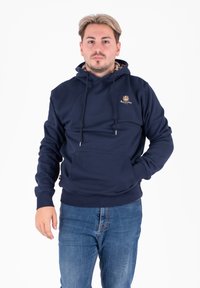 Felpa blu navy con tasca frontale, cappuccio con cordini e logo ricamato. Presenta polsini e orlo a coste per un comfort aggiuntivo.
