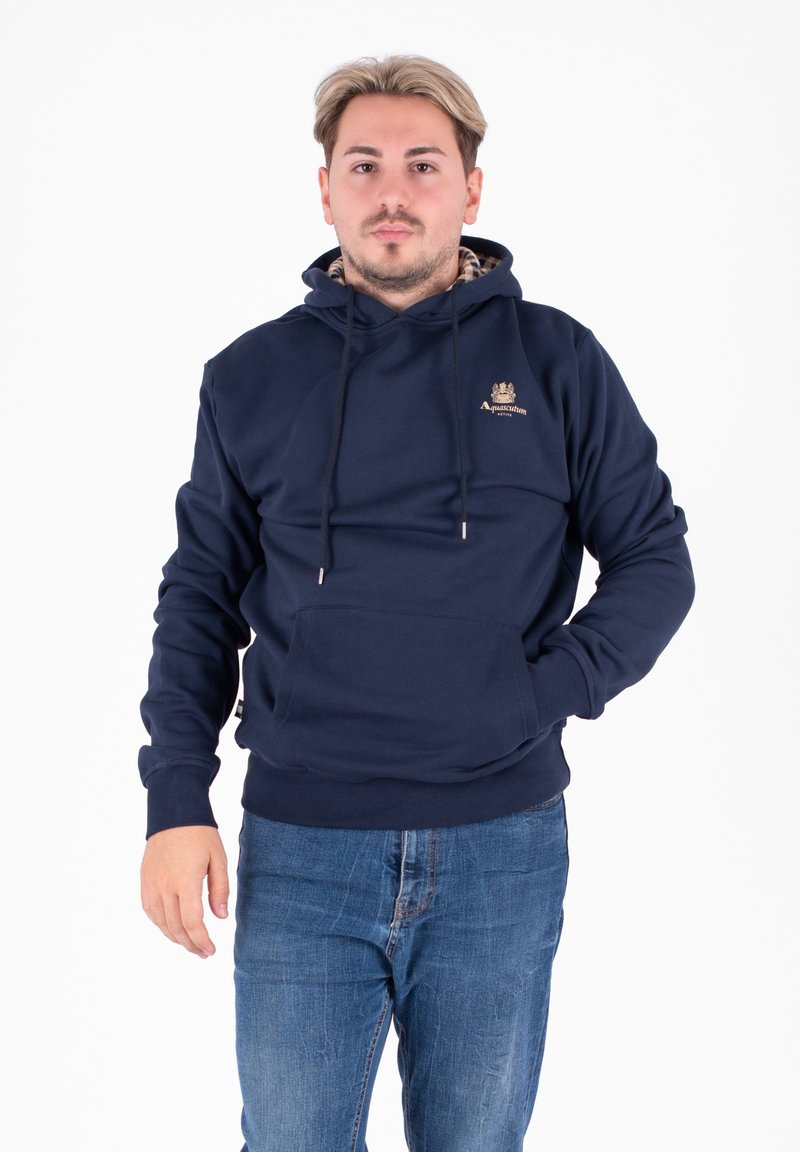 Felpa blu navy con tasca frontale, cappuccio con cordini e logo ricamato. Presenta polsini e orlo a coste per un comfort aggiuntivo.