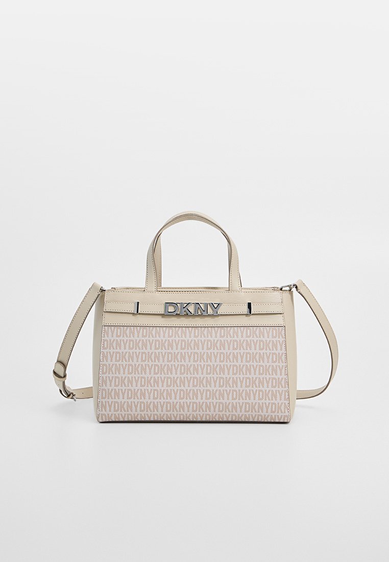 Beige Handtasche mit DKNY-Logo, glattes Material, strukturierte Form, obere Griffe, abnehmbarer Schultergurt und ein gemusterter Vorderteil.
