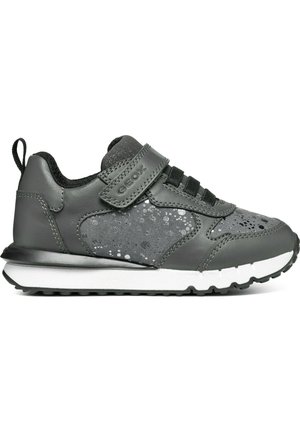 Sneaker grigie con tomaia in pelle, dettagli in mesh, lacci elastici e cinturino con chiusura a strappo. Presentano una suola in gomma testurizzata e accenti sottili.
