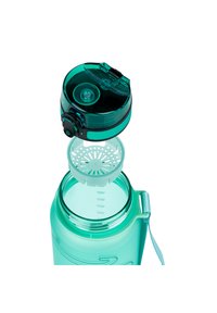 Bottiglia d'acqua color teal con coperchio trasparente, colino integrato e manico. Presenta delle tacche di misurazione interne. Finitura liscia e opaca.