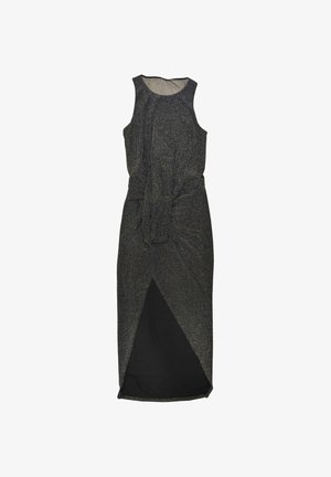 Vestido negro sin mangas con una superposición texturizada brillante, presenta una cintura ajustada y un dobladillo asimétrico. Un profundo escote en V acentúa la parte delantera.