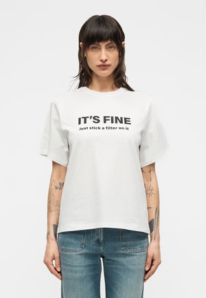 SLOGAN TEE ITS FINE JUST STICK A FILTER ON IT - T-shirts med print - white