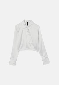 Blouse blanche cropped avec des manches longues, col à boutons, texture satin lisse et détail plissé à l'avant. Les poignets sont dotés de fermetures à boutons.