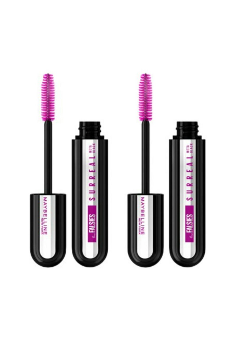 Tubes de mascara noirs à finition brillante, dotés d'applicateurs à poils roses. Les étiquettes indiquent "MAYBELLINE" et "SURREAL".
