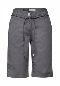 Pantalones cortos grises hechos de una tela ligera con cintura ajustable con cordón, cierre frontal de botón y discretos bolsillos laterales.