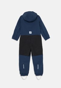 Tumesinine ja must ühtse sooja jope kapuutsiga, elastsete mansettide ja peegeldavate elementidega. Üksustatud R logo patch selja ülaosas.