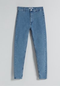 Jeans ajustados de mezclilla azul con cintura alta, que cuentan con cinco bolsillos, un botón en la parte delantera y una textura suave.