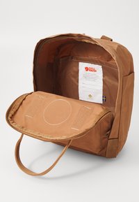 Fjällräven KÅNKEN MINI UNISEX - Nahrbtnik - khaki dust