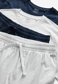 Deux t-shirts à col rond de taille moyenne, coupe régulière, en bleu marine et gris clair, assortis à des shorts à taille élastique avec cordon de serrage.